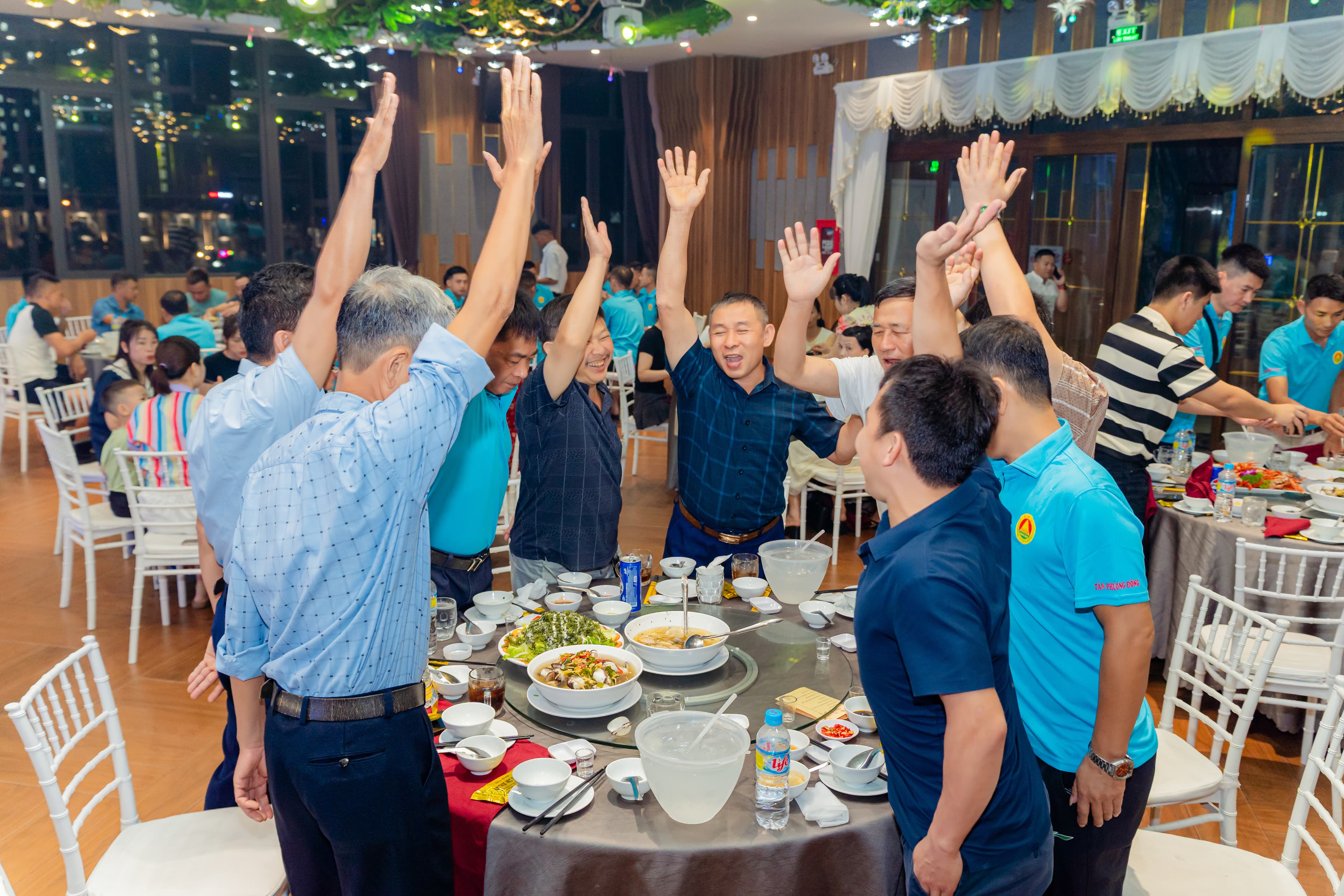 Khoảnh khắc giao lưu và kết nối trong đêm tiệc
