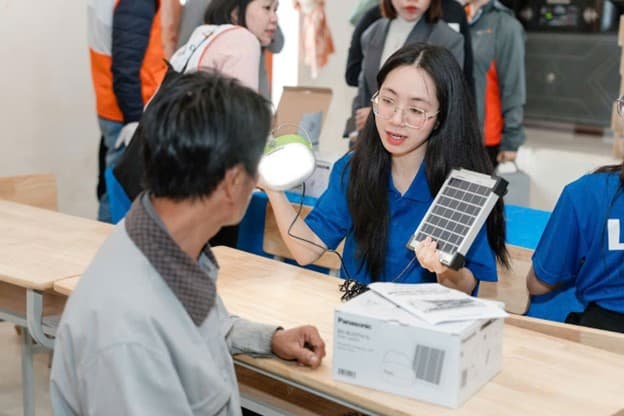 Tình nguyện viên Gen G trực tiếp hướng dẫn sử dụng đèn cho bà con