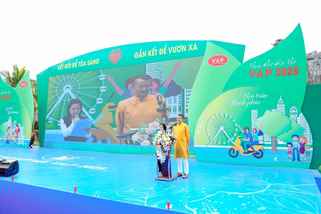 Cuộc thi kéo co sôi động giữa các phòng ban và ban lãnh đạo