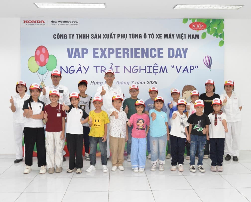 Các bạn nhỏ tham gia teamwork và trò chơi sáng tạo tại nhà máy